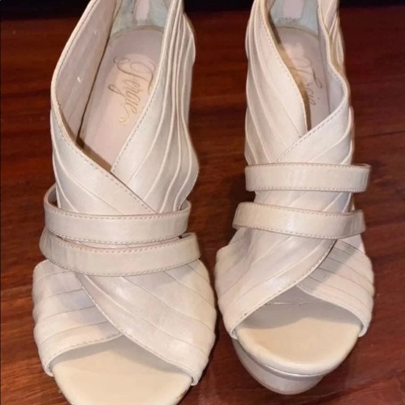 Fergie stilettos//heels